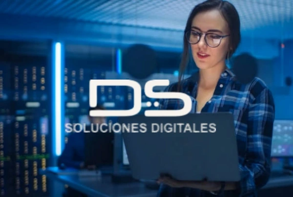 Ejecutiva trabajando en soluciones digitales con sus laptop y brindando soporte